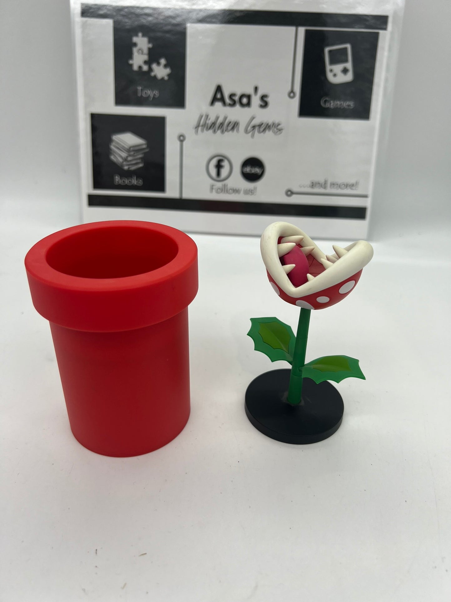 Nintendo Super Mario Piranha Plant and Pipe figure